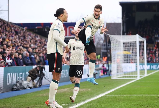 整活，布拉格斯拉维亚把梅西回诺坎普的背景P成自家主场