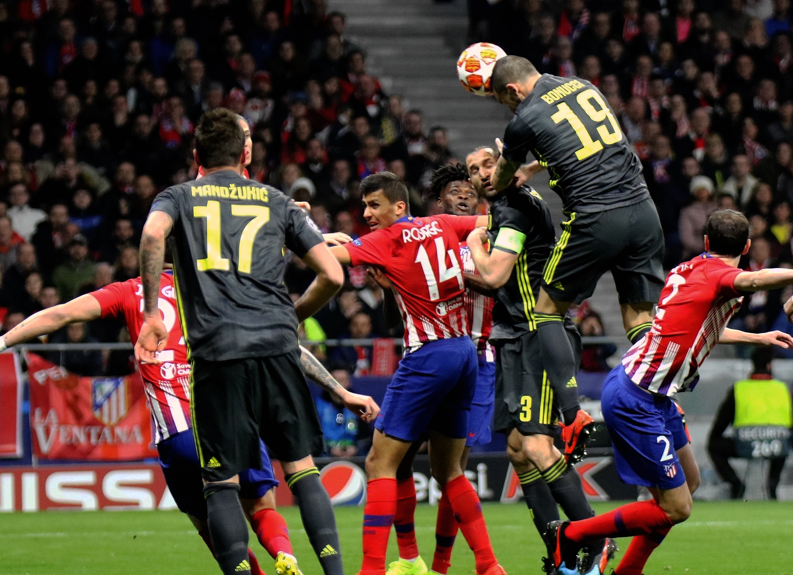 高效发挥！麦基半场11中7贡献17分5篮板